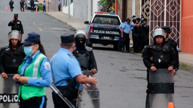 
                    Nicaraguan police prevent Bishop from leaving home
                