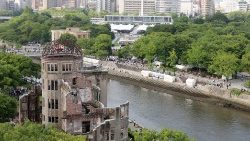 広島原爆の日　原爆ドームと広島平和記念公園周辺に集う人々　2022年8月6日