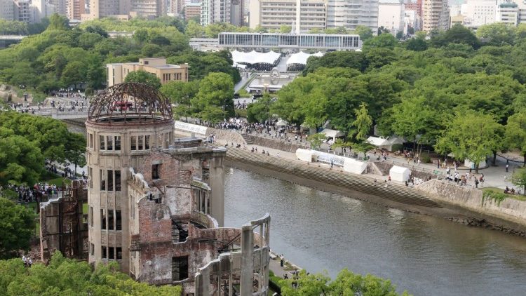 広島原爆の日　原爆ドームと広島平和記念公園周辺に集う人々　2022年8月6日