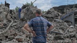 A man looks at the rubble of a destroyed building in Toretsk, eastern Ukraine