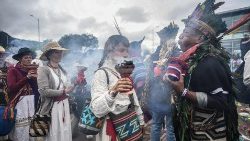 Indigene bei einem Ritual in Bogota