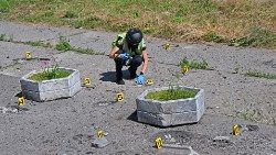 Ein Minen-Räumkommando untersucht im ukrainischen Charkiw einen Ort, wo russische Angreifer Streumunition eingesetzt haben