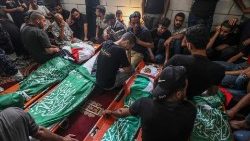 संघर्ष में मारे गये लोगों के लिए विलाप करते हुए फिलिस्तीनी