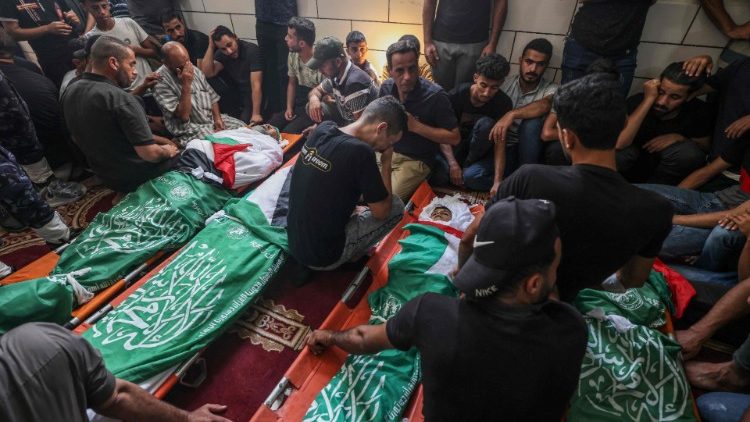 संघर्ष में मारे गये लोगों के लिए विलाप करते हुए फिलिस्तीनी