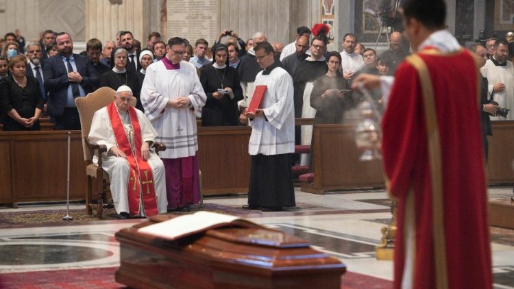 Ferenc pápa Tomko bíboros gyászszertartásán a vatikáni bazilikában