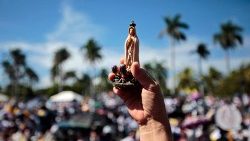 Une femme tient une image de la Vierge de Fatima pendant une procession,  dans l'enceinte de la cathédrale métropolitaine de Managua, le 13 août 2022.