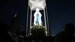 Una statua della Vergine Maria