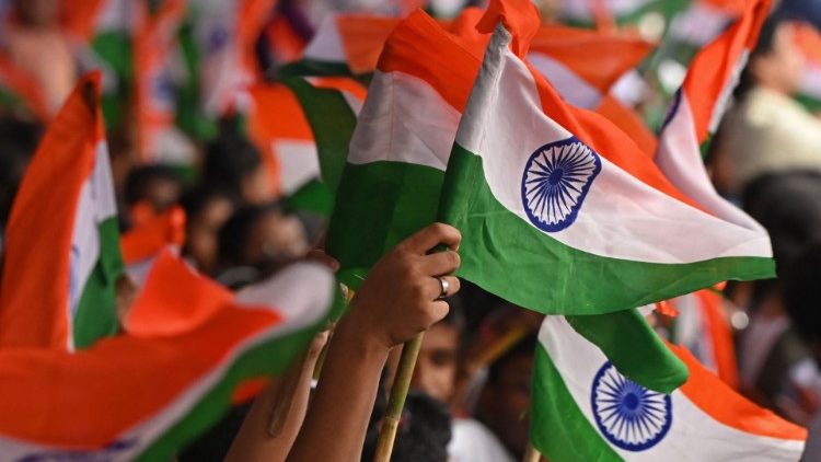 तिरंगा झंडा लिये हुए भारतीय