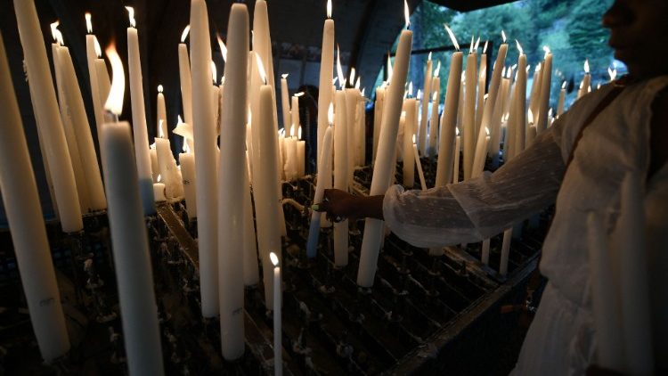 Velas acesas por peregrinos no Santuário de Lourdes, na França (Foto: Valentine Chapuis/AFP)