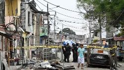 La police sur les lieux de l'explosion, dans le quartier de Cristo del Consuelo à Guayaquil, le 15 août 2022.