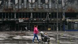 Destrucción y vida cotidiana en Bucha, ciudad de la región de Kiev, que se ha convertido en tristemente célebre durante este conflicto. (AFP or licensors)