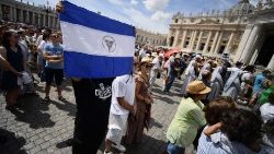 Un nicaraguense ondea la bandera de su país en la Plaza de San Pedro, en el Ángelus del Papa del 21 de agosto del 2022