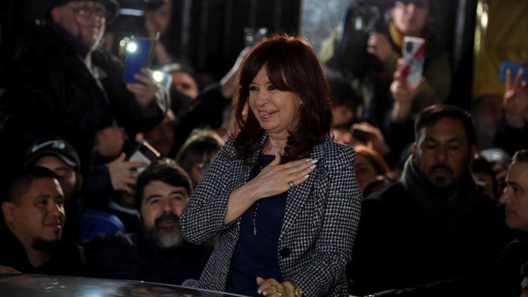 Cristina Kirchner entourée de ses partisans devant sa résidence à Buenos Aires, le 29 août 2022