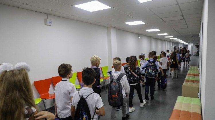 Des élèves visitent un abri anti-bombes lors d'une formation sur la rentrée des classes à Odessa, le 1er septembre 2022. 