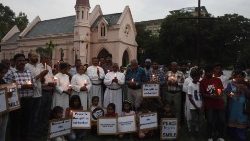Christen in Indien protestieren vor ihrer Kirche und machen auf ihre Rechte aufmerksam