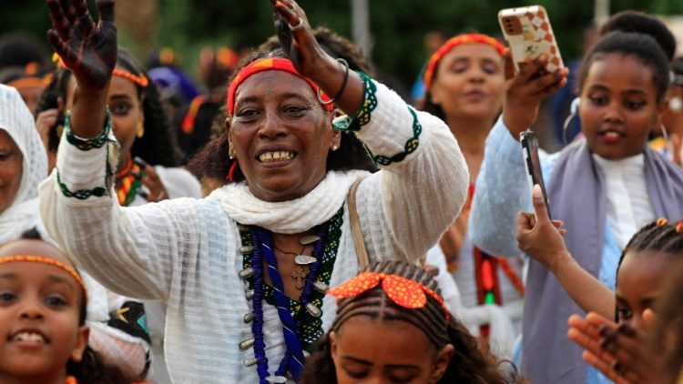 Äthiopische Frauen, von denen viele Stirnbänder in den Farben der Flagge von Tigray tragen, nehmen an den Ashenda-Feierlichkeiten im al-Qurashi-Park in der sudanesischen Hauptstadt Khartum am 26. August 2022 teil.