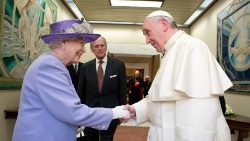 האפיפיור פרנציסקוס לוחץ יד למלכה אליזבת השנייה ב-3 באפריל 2014, בנוכחות הנסיך פיליפ