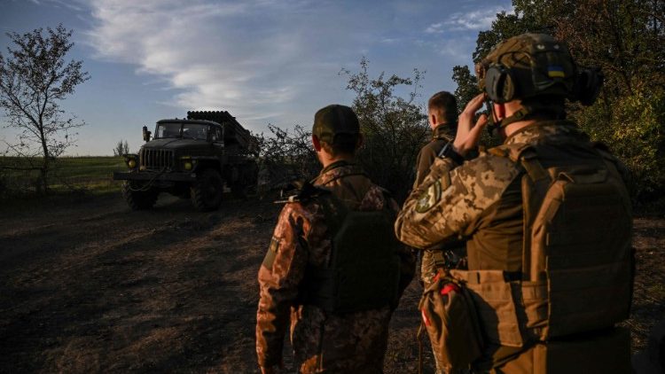 
                    Ukraine urges Russian troops to surrender
                