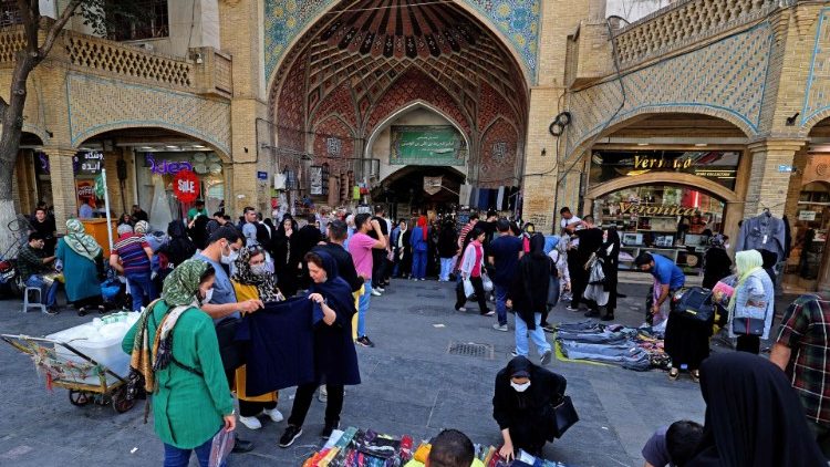तेहरान में प्रदर्शन करती महिलाएँ