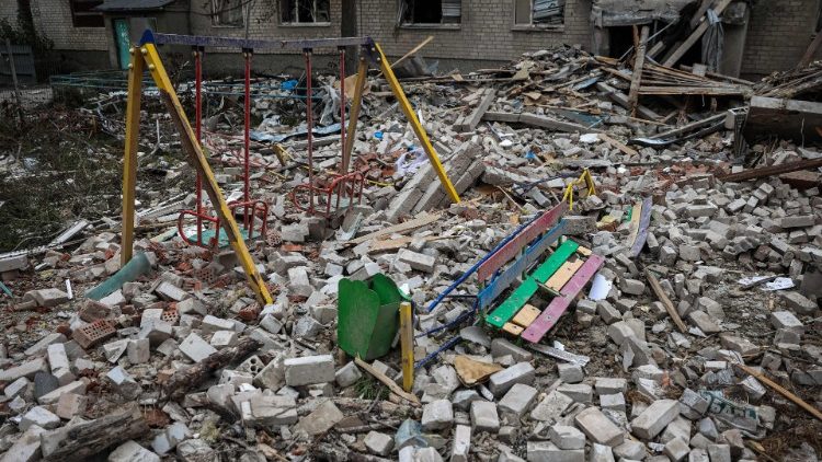 Playground de prédio destrupido por ataque russo em Sviatohirsk, região de Donetsk. (Photo by AFP/Anatolii Stepanov)