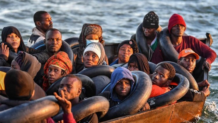 Un'imbarcazione con a bordo migranti partiti dalla Tunisia 