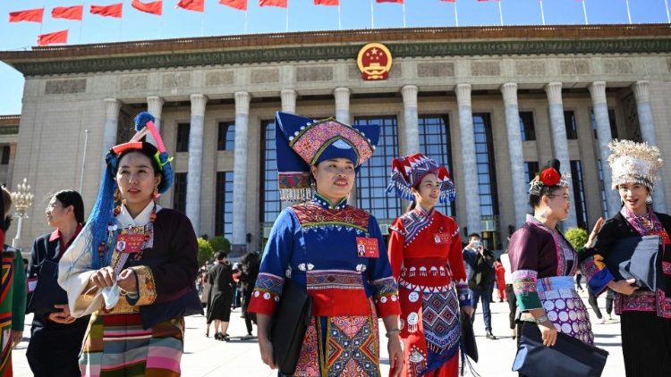 Delegater forlater Folkets store hall i Beijing den 22. oktober 2022 etter avslutningen av Den tjuende nasjonalkongressen til Kinas kommunistparti