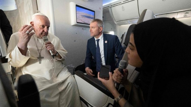 Papież Franciszek odpowiadający na pytania dziennikarzy w drodze powrotnej z Bahrajnu, 6 listopada 2022