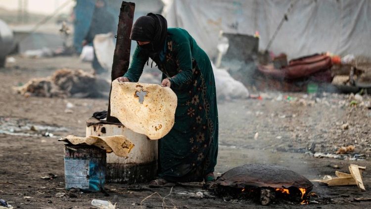 Syria, kobiera piekąca chleb w obozie dla wewnętrznych uchodźców w okolicach ar-Rakki
