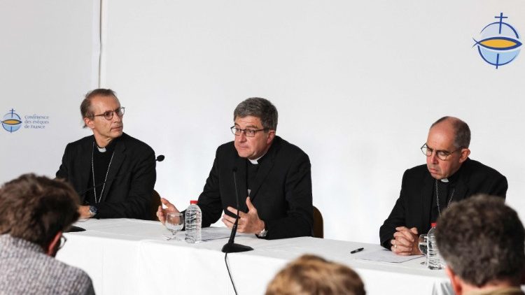 Bischof Matthieu Rougé (rechts) zusammen mit Bischof Eric de Moulins-Beaufort (Mitte) und Bischof Nicolas Brouwet von Nimes