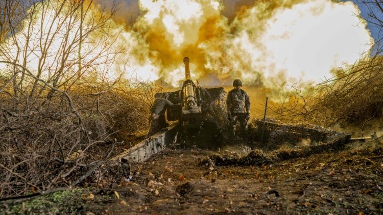 Soldiers in the Russian-Ukrainian war fire towards enemy positions