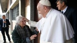 Pope Francis blessing an elderly lady in November 2022.