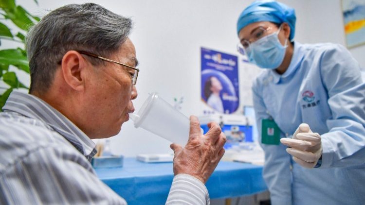 Haikou - L'impennata dei contagi in Cina sta mettendo a dura prova il Paese. Qui un uomo mentre riceve una dose di vaccino anti-Covid-19
