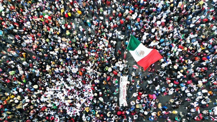 
                    Mexico: massive rally upholds President Lopez Obrador
                