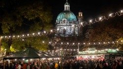 Weihnachtsmarkt bei der Karlskirche in Wien 