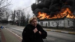 4 mars 2022, à Irpin, une femme fuit les bombardements