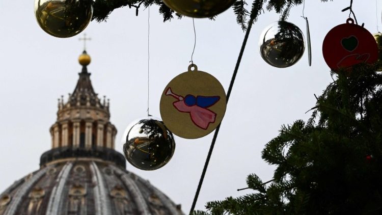 バチカンの聖ペトロ大聖堂のクーポラとクリスマスツリー