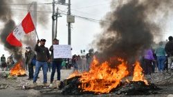 Protesters take over the Pan-American highway in the Northern Cone of Arequipa