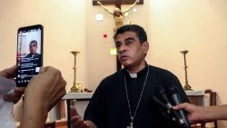 El obispo Rolando Álvarez enfrenta una pena de 26 años de cárcel tras negarse al exilio y abandonar su país.