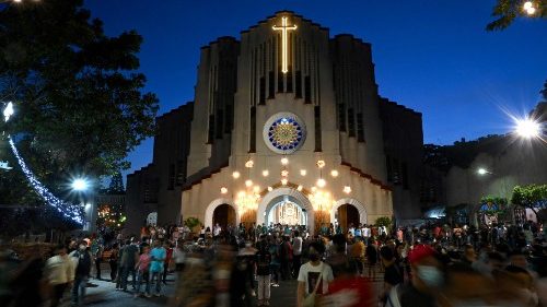Kirche mit leuchtendem Kreuz (Philippinen)