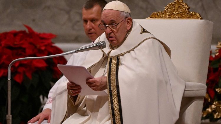 주님 성탄 대축일 밤 미사에서 강론하는 교황