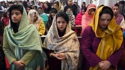 Fiéis paquistaneses rezam na catedral de São João em Peshawar