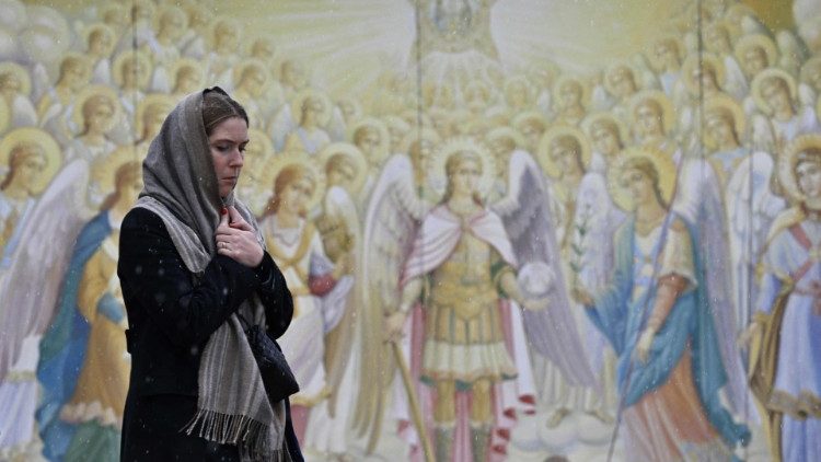 Eine Frau vor dem St. Michaelskloster in Kyiv, Sitz der Orthodoxen Kirche der Ukraine
