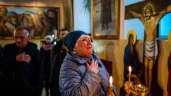 Una donna in preghiera in Ucraina
