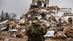 Un soldat devant un monastère détruit à Dolyna, en décembre 2022.