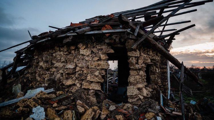Esta fotografia tirada em 26 de dezembro de 2022 mostra a casa destruída da vila de Posad-Pokrovs'ke, região de Kherson, em meio à invasão russa da Ucrânia. (Foto de Dimitar DILKOFF / AFP)