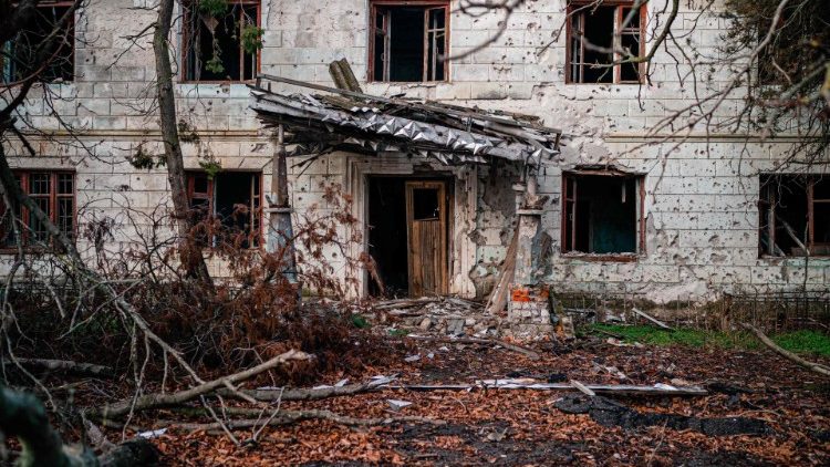 Esta fotografia tirada em 26 de dezembro de 2022 mostra o prédio destruído na vila de Posad-Pokrovs'ke, região de Kherson, em meio à invasão russa da Ucrânia. (Foto de Dimitar DILKOFF / AFP)