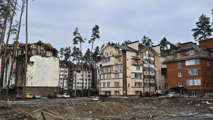 Esta fotografia tirada em 23 de dezembro de 2022 mostra edifícios residenciais fortemente danificados em Irpin, a noroeste de Kyiv, em meio à invasão russa da Ucrânia. (Foto de Genya SAVILOV / AFP)