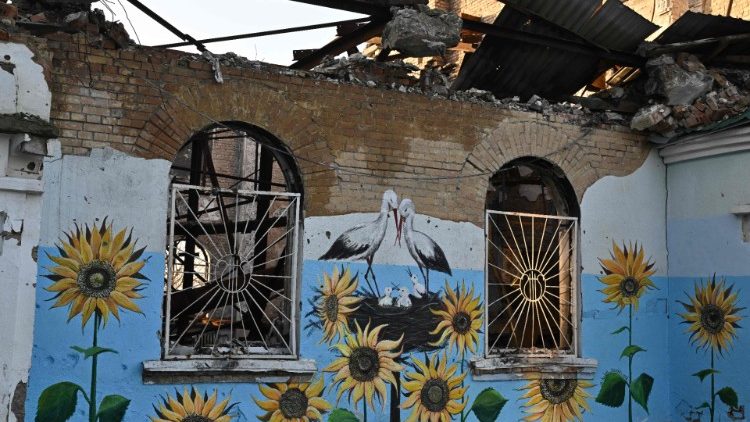 Esta fotografia tirada em 23 de dezembro de 2022 mostra uma pintura na parede de uma casa de cultura fortemente danificada em Irpin, a noroeste de Kyiv, em meio à invasão russa da Ucrânia. (Foto de Genya SAVILOV / AFP)