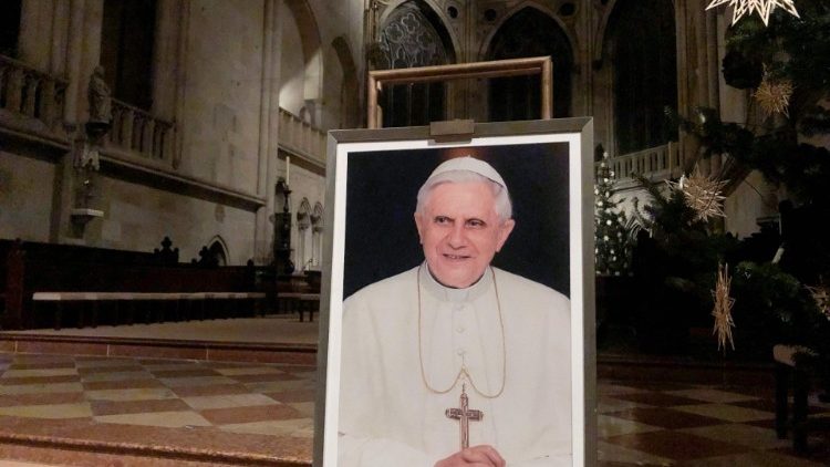Trauer um den verstorbenen emeritierten Papst im Regensburger Dom