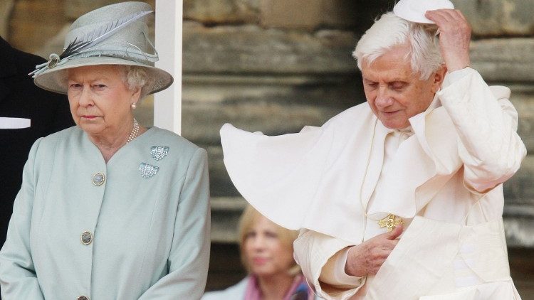 Papież Benedykt oraz królowa Elżbieta podczas papieskiej pielgrzymki na Wyspy, wrzesień 2010 r.